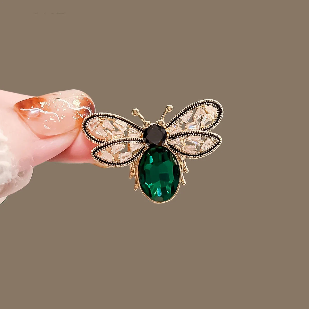 Fashion Women Girls Elegant Emerald Crystal Butterfly Brooches Badges Classic Lady Dress Suit High-end Pins Jewelry